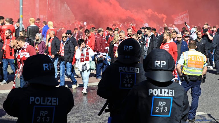 Die Fans des 1.FC Kaiserslautern auf dem Weg zum Stadion, Pyrotechnik, Rauch, Bengalos, Polizei