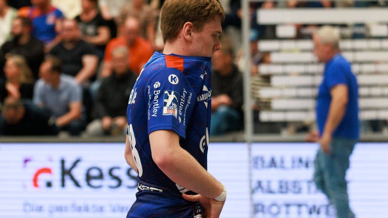 Tim Gruener (HBW Balingen-Weilstetten) nach dem Abstieg aus der Handball-Bundesliga. (Foto: IMAGO, IMAGO / Eibner)