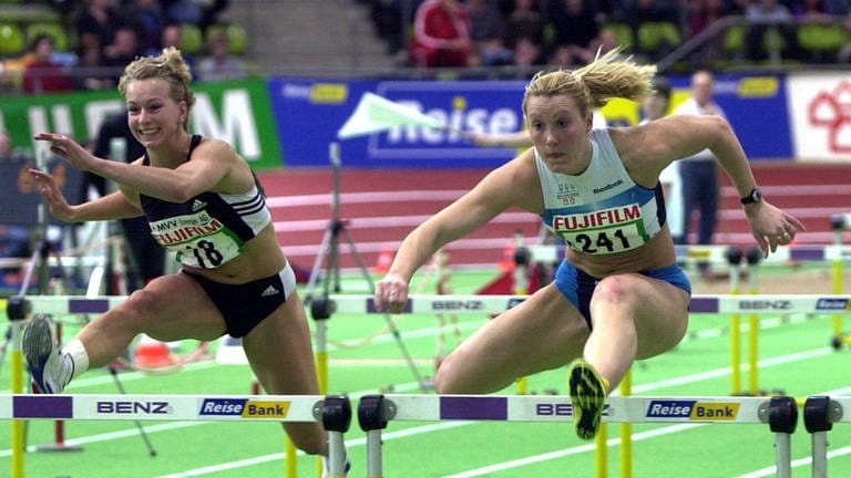 Archivbild von 2002 - Kirsten Bolm (r) gewinnt bei den Deutschen Leichtathletik Hallenmeisterschaften über 60 Meter Hürden vor Nadine Hentschke (Foto: dpa Bildfunk, picture-alliance / dpa/dpaweb | Bernd_Weißbrod)