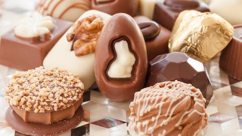 Verschiedene Pralinen: Schokolade mit Füllung ist besonders empfindlich, was das Schmelzen angeht (Foto: picture-alliance / Reportdienste, picture alliance / Zoonar | Barbara Neveu)